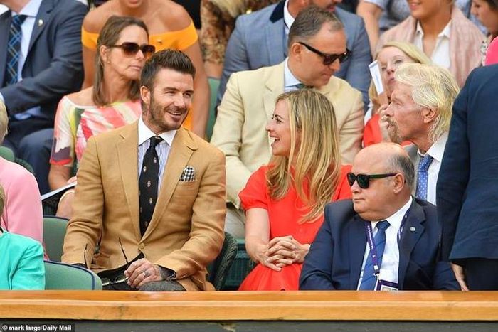 David Beckham ngồi cùng với Holly Branson và Richard Branson. Anh tươi cười trò chuyện với Holly, con gái của vị tỷ phú 68 tuổi. Ông Richard là một trong những tỷ phú nổi tiếng của Anh khi là chủ tập đoàn Virgin với khối tài sản khoảng 5,1 tỷ USD.