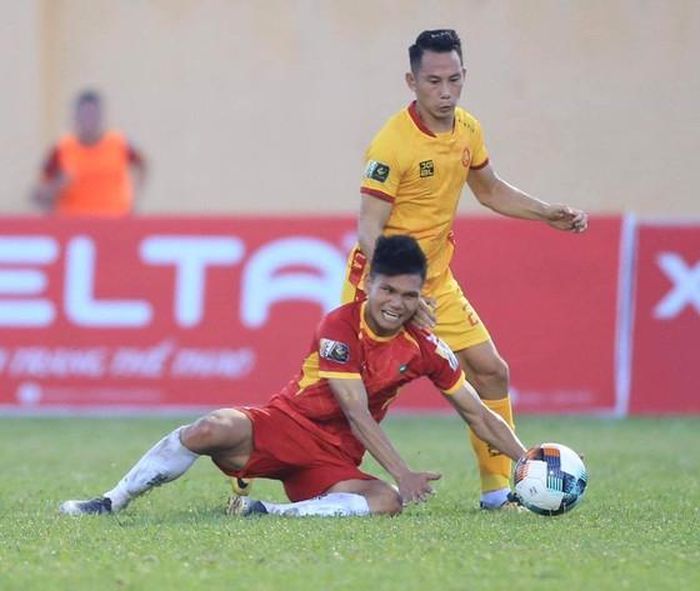 Cầu thủ hai đội tranh chấp khá quyết liệt ở hiệp 1. Ảnh: Minh Hoàng