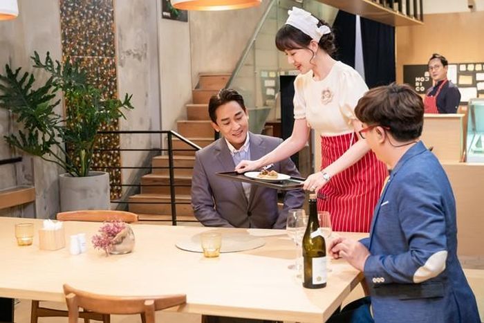 Nam diễn viên là khách mời của chương trình bên cạnh hai MC Hari Won và Đại Nghĩa