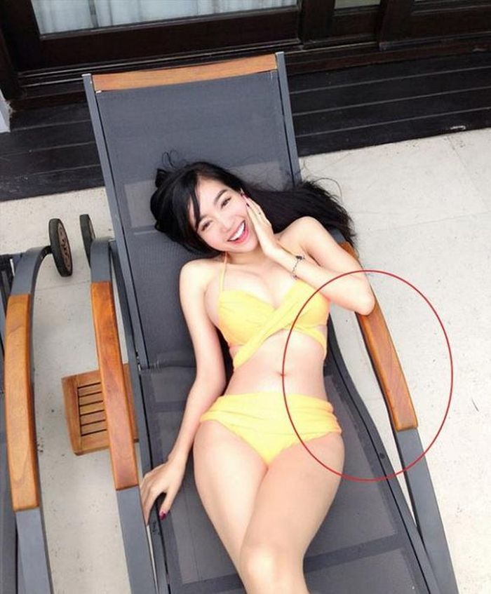 Đây không phải là lần đầu tiên “bà mẹ 2 con” Elly Trần bị cộng đồng mạng phát hiện lỗi photoshop. Trước đó, chân dài 31 tuổi cũng từng dính khá nhiều “phốt” sử dụng các phần mềm chỉnh sửa ảnh quá tay.