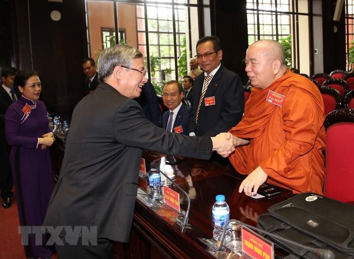 Ông Trần Quốc Vượng - Ủy viên Bộ Chính trị, Thường trực Ban Bí thư Trung ương Đảng với các đại biểu tham dự buổi lễ. (Ảnh: Dương Giang/TTXVN)