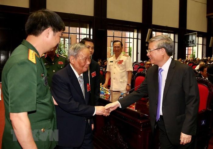Ông Trần Quốc Vượng - Ủy viên Bộ Chính trị, Thường trực Ban Bí thư Trung ương Đảng với các đại biểu tham dự buổi lễ. (Ảnh: Dương Giang/TTXVN)