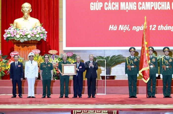 Ông Trần Quốc Vượng - Ủy viên Bộ Chính trị, Thường trực Ban Bí thư Trung ương Đảng trao Huân chương Sao vàng của Chủ tịch nước cho Lực lượng chuyên gia Việt Nam giúp Cách mạng Campuchia. (Ảnh: Dương Giang/TTXVN)