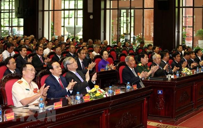 Ông Trần Quốc Vượng - Ủy viên Bộ Chính trị, Thường trực Ban Bí thư Trung ương Đảng với các đại biểu tham dự buổi lễ. (Ảnh: Dương Giang/TTXVN)