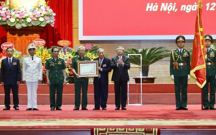 Ông Trần Quốc Vượng - Ủy viên Bộ Chính trị, Thường trực Ban Bí thư Trung ương Đảng trao Huân chương Sao vàng của Chủ tịch nước cho Lực lượng chuyên gia Việt Nam giúp Cách mạng Campuchia. (Ảnh: Dương Giang/TTXVN)