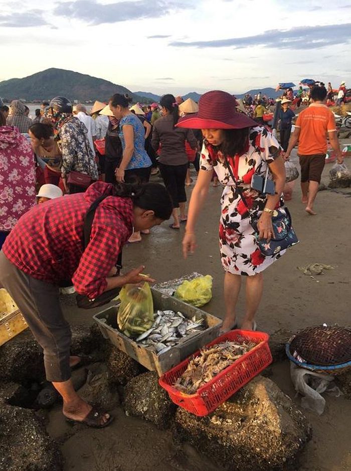 Tiếng lành đồn xa, nhiều du khách trực tiếp mua hoặc thông qua các mối quen biết đóng những thùng xốp hải sản đem về tận Hà Nội và các tỉnh phía Bắc.