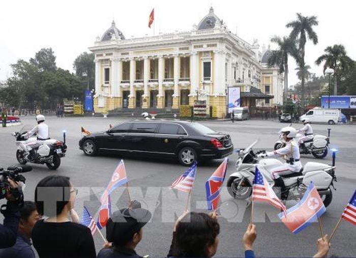 Hà Nội là thành phố bình yên, có sức hấp dẫn lớn đối với du khách, các nhà đầu tư và khách quốc tế không chỉ bởi cảnh đẹp và bề dày văn hóa truyền thống, mà còn ở sự an toàn tuyệt đối, sự thân thiện, hiếu khách của người dân Thủ đô. Nhiều sự kiện lớn mang tầm vóc quốc tế đã được tổ chức thành công tại Hà Nội liên tục những năm qua đã chứng minh vì sao Hà Nội xứng đáng được vinh danh "Thành phố vì hòa bình". Trong ảnh: Đoàn xe đưa Chủ tịch Triều Tiên Kim Jong-un di chuyển qua Quảng trường Cách mạng Tháng Tám để đến gặp Tổng thống Mỹ Donald Trump, tại Hội nghị Thượng đỉnh Mỹ-Triều Tiên lần thứ hai, ngày 28/2/2019. Ảnh: Lâm Khánh – TTXVN