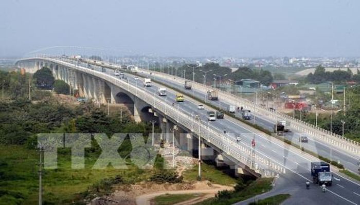 Công tác quy hoạch, xây dựng và quản lý đô thị, trật tự, an toàn giao thông được tập trung chỉ đạo quyết liệt và có chuyển biến tích cực; nhiều dự án, công trình giao thông, chỉnh trang đô thị được triển khai, đưa vào sử dụng và phát huy hiệu quả. Trong ảnh: Cầu Thanh Trì, một trong 7 cây cầu lớn bắc qua sông Hồng đoạn Hà Nội, đáp ứng nhu cầu giao thông, giao thương ngày càng lớn của người dân Thủ đô. Ảnh: Anh Tôn - TTXVN