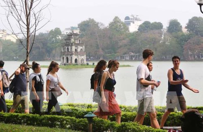 Với vị thế là “Thành phố vì hòa bình”, mỗi năm, Hà Nội thu hút hàng triệu du khách trong nước và quốc tế đến tham quan, thưởng ngoạn. Trong ảnh: Khách du lịch nước ngoài tham quan hồ Hoàn Kiếm trong dịp diễn ra Hội nghị Thượng đỉnh Mỹ-Triều Tiên lần thứ hai, cuối tháng 2/2019. Ảnh: Thành Đạt – TTXVN