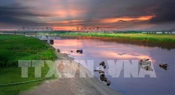 Hà Nội hơn nghìn năm tuổi có rất nhiều điểm thu hút khách du lịch với cảnh quan kiến trúc độc đáo, di sản văn hóa phong phú. Thủ đô ngày nay có hơn 5.000 di tích lịch sử, văn hóa, kiến trúc, trong đó, 1.150 đã xếp hạng cấp Quốc gia, 1.059 xếp hạng cấp Thành phố. Trong ảnh: Cầu Long Biên hơn 100 năm tuổi, nhân chứng lịch sử và vô cùng ý nghĩa đối với người dân Thủ đô, một trong những biểu tượng đặc trưng và độc đáo nhất về lịch sử, văn hóa Hà Nội do con người tạo ra. Ảnh: Trọng Đạt – TTXVN