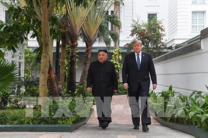 Hà Nội là thành phố bình yên, có sức hấp dẫn lớn đối với du khách, các nhà đầu tư và khách quốc tế không chỉ bởi cảnh đẹp và bề dày văn hóa truyền thống, mà còn ở sự an toàn tuyệt đối, sự thân thiện, hiếu khách của người dân Thủ đô. Nhiều sự kiện lớn mang tầm vóc quốc tế đã được tổ chức thành công tại Hà Nội liên tục những năm qua đã chứng minh vì sao Hà Nội xứng đáng được vinh danh "Thành phố vì hòa bình". Trong ảnh: Sự kiện Tổng thống Mỹ Donald Trump và Chủ tịch Triều Tiên Kim Jong-un dự Hội nghị Thượng đỉnh Mỹ-Triều Tiên lần thứ hai tại Hà Nội, ngày 27-28/2/2019 thu hút sự quan tâm của toàn thế giới và truyền đi thông điệp rõ nét nhất về Hà Nội - thành phố vì hòa bình. Ảnh: AFP/TTXVN