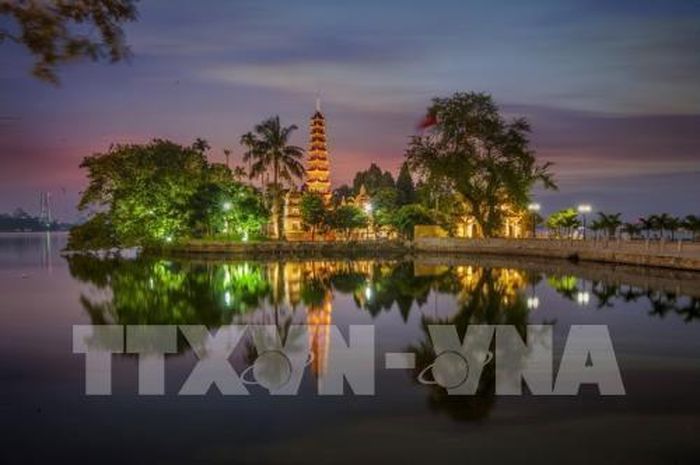 Hà Nội có hơn 5.000 di tích lịch sử, văn hóa, kiến trúc, trong đó, 1.150 đã xếp hạng cấp Quốc gia, 1.059 xếp hạng cấp Thành phố, với hàng nghìn lễ hội truyền thống. Trong ảnh: Vẻ đẹp thanh tịnh, trang nghiêm của ngôi chùa Trấn Quốc nổi tiếng, tọa lạc ven Hồ Tây, bên đường Thanh Niên, có lịch sử gần 1500 năm, được coi là lâu đời nhất ở Thăng Long - Hà Nội. Ảnh: Trọng Đạt – TTXVN