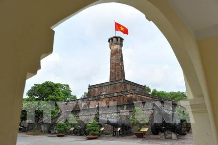 Hà Nội hơn nghìn năm tuổi có rất nhiều điểm thu hút khách du lịch với cảnh quan kiến trúc độc đáo, di sản văn hóa phong phú. Thủ đô ngày nay có hơn 5.000 di tích lịch sử, văn hóa, kiến trúc, trong đó, 1.150 đã xếp hạng cấp Quốc gia, 1.059 xếp hạng cấp Thành phố. Trong ảnh: Cột cờ Hà Nội được xây dựng năm 1812, là công trình còn nguyên vẹn và hoành tráng nhất trong quần thể di tích Hoàng thành Thăng Long. Ảnh: Minh Đức – TTXVN
