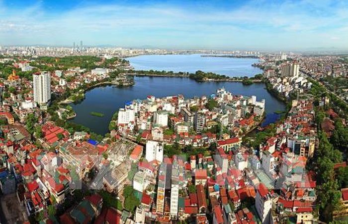 Hà Nội được vinh danh “Thành phố vì hòa bình” nhờ những đóng góp tích cực trong cuộc đấu tranh vì hòa bình và sự nghiệp phát triển, xây dựng thành phố, phù hợp với những tiêu chí do UNESCO đề ra. Trong ảnh: Hồ Trúc Bạch và Hồ Tây mang vẻ đẹp riêng "hồ trong phố", đặc trưng của Thủ đô. Ảnh: Trọng Đạt - TTXVN