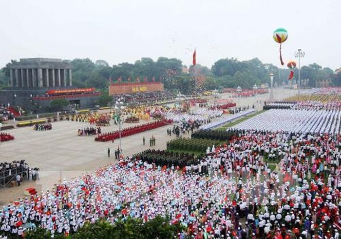 Thủ đô Hà Nội đã và đang không ngừng phát triển, trở thành trung tâm chính trị, kinh tế, văn hóa quan trọng của cả nước. Trong ảnh: Lễ mít tinh, diễu binh, diễu hành kỷ niệm 1000 Thăng Long-Hà Nội tại Quảng trường Ba Đình, ngày 10/10/2010. Ảnh: Nhan Sáng-TTXVN