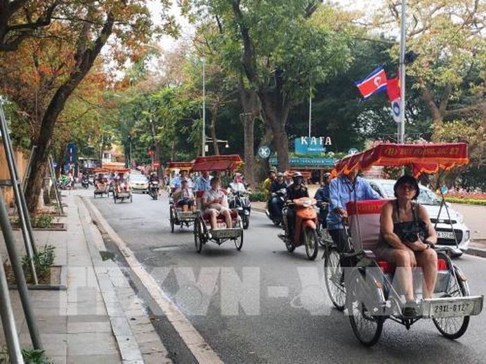 Với vị thế là “Thành phố vì hòa bình”, mỗi năm, Hà Nội thu hút hàng triệu du khách trong nước và quốc tế đến tham quan, thưởng ngoạn. Trong ảnh: Ngồi xích lô đi ngắm cảnh hồ Hoàn Kiếm là lựa chọn hàng đầu của du khách nước ngoài khi đến Hà Nội trong dịp diễn ra Hội nghị thượng đỉnh Mỹ-Triều Tiên lần thứ hai, cuối tháng 2/2019. Ảnh: Diệu Anh – TTXVN