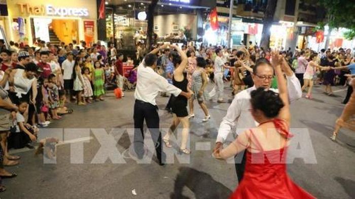 Sáng kiến phố đi bộ quanh hồ Hoàn Kiếm tạo cho Hà Nội vừa có nét đẹp của các đô thị châu Á và khu vực, là điểm vui chơi lý thú của người dân và du khách, vừa tạo điểm nhấn du lịch cho khu vực trung tâm thành phố Hà Nội, góp phần kích cầu phát triển thương mại, dịch vụ, du lịch của Thủ đô. Trong ảnh: Người dân vui chơi trên phố đi bộ quanh hồ Hoàn Kiếm. Ảnh: Thành Đạt – TTXVN