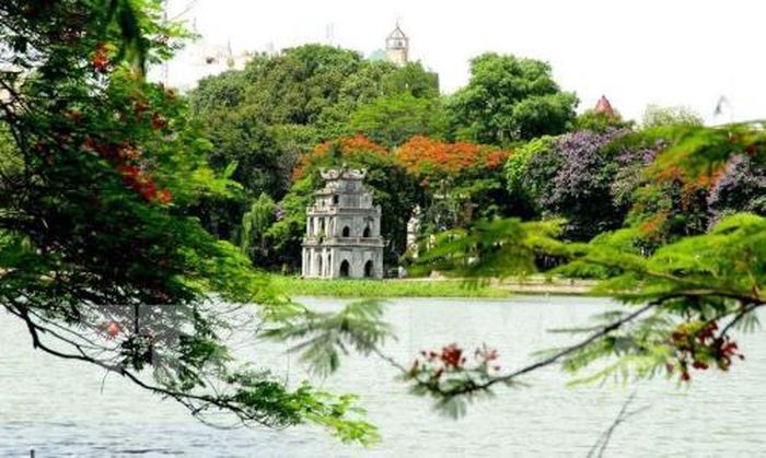 Trong ảnh: Hồ Hoàn Kiếm, trung tâm Thủ đô Hà Nội. Ảnh: Đình Na - TTXVN ; Ngày 16/7/1999, Hà Nội - thành phố duy nhất của khu vực Châu Á - Thái Bình Dương được Tổ chức Giáo dục, Khoa học và Văn hóa Liên hợp quốc (UNESCO) vinh danh “Thành phố vì hòa bình” nhờ những đóng góp tích cực trong sự nghiệp đấu tranh vì hòa bình và phát triển, xây dựng thành phố phù hợp với những tiêu chí do UNESCO đề ra về bình đẳng trong cộng đồng, xây dựng đô thị, giữ gìn môi trường sống, thúc đẩy phát triển văn hóa giáo dục, chăm lo giáo dục công dân và thế hệ trẻ. 20 năm qua (1999 - 2019), Thủ đô Hà Nội đã và đang phấn đấu không ngừng, tiếp tục xây dựng và phát triển để xứng đáng với giá trị của danh hiệu này. Ảnh: TTXVN