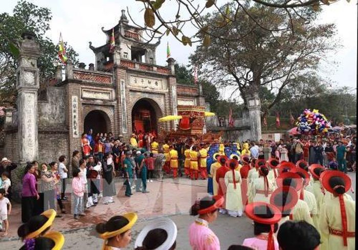 Hà Nội có rất nhiều điểm thu hút khách du lịch với hơn 5.000 di tích lịch sử, văn hóa, kiến trúc, trong đó, 1.150 đã xếp hạng cấp Quốc gia, 1.059 xếp hạng cấp Thành phố; hàng nghìn lễ hội truyền thống. Trong ảnh: Hội Cổ Loa diễn ra vào mùng 6 tháng Giêng hằng năm tại xã Cổ Loa, huyện Đông Anh, kỷ niệm ngày Thục Phán An Dương Vương xưng vương - vị vua lập nên nước Âu Lạc, nhà nước thứ hai trong lịch sử Việt Nam. Ảnh: Hoàng Hùng - TTXVN