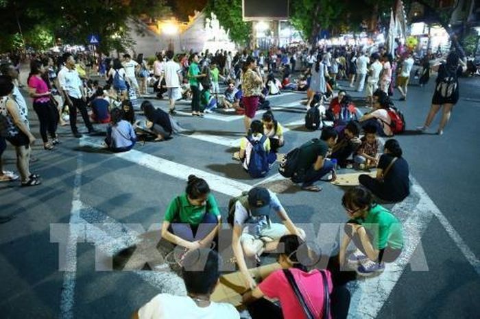 Sáng kiến phố đi bộ quanh hồ Hoàn Kiếm tạo cho Hà Nội vừa có nét đẹp của các đô thị châu Á và khu vực, là điểm vui chơi lý thú của người dân và du khách, vừa tạo điểm nhấn du lịch cho khu vực trung tâm thành phố Hà Nội, góp phần kích cầu phát triển thương mại, dịch vụ, du lịch của Thủ đô. Trong ảnh: Các bạn nhỏ chơi trò chơi dân gian trên phố đi bộ quanh hồ Hoàn Kiếm trong ngày nghỉ cuối tuần. Ảnh: Minh Quyết - TTXVN