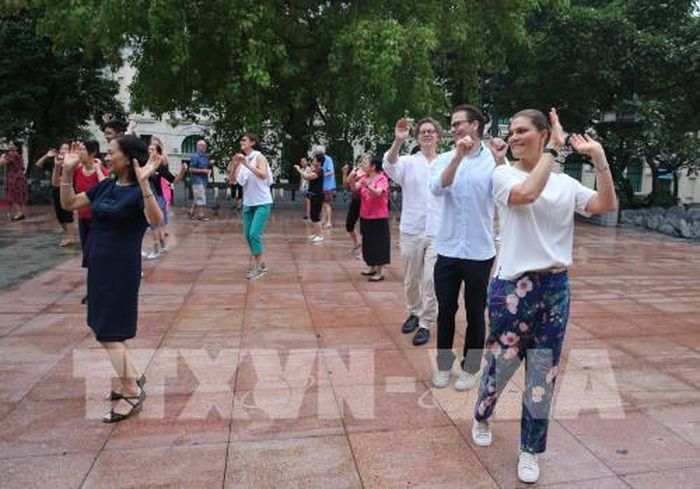 Hà Nội là thành phố bình yên, có sức hấp dẫn lớn đối với du khách, các nhà đầu tư và khách quốc tế không chỉ bởi cảnh đẹp và bề dày văn hóa truyền thống, mà còn ở sự an toàn tuyệt đối, sự thân thiện, hiếu khách của người dân Thủ đô. Trong ảnh: Trong chuyến thăm chính thức tới Việt Nam, sáng 8/5/2019, Công chúa kế vị Thụy Điển Victoria Ingrid Alice Desiree và Phu quân đi dạo phố khu vực quanh hồ Hoàn Kiếm và cùng nhảy theo điệu nhạc của người dân Hà Nội tập thể dục tại vườn hoa Lý Thái Tổ. Ảnh: Lâm Khánh – TTXVN