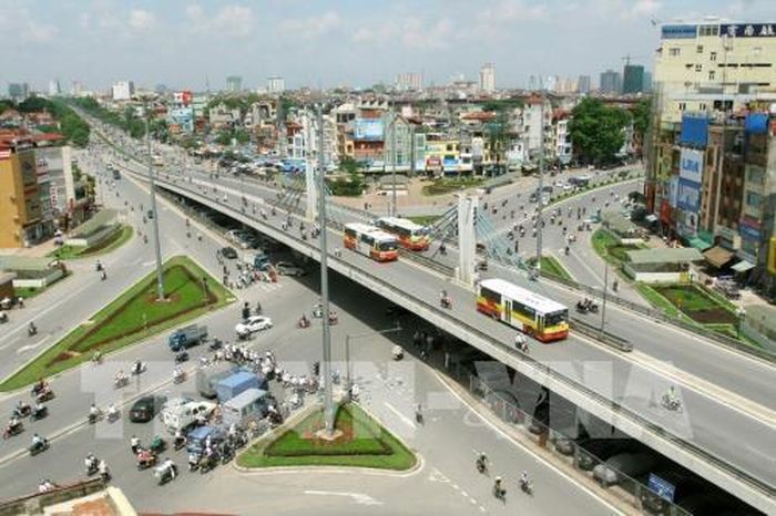 Công tác quy hoạch, xây dựng và quản lý đô thị có chuyển biến tích cực; nhiều dự án, công trình giao thông được triển khai, đưa vào sử dụng và phát huy hiệu quả. Trong ảnh: Cầu vượt Ngã Tư Sở - một trong nhiều cầu vượt được xây dựng tại các nút giao thông trọng điểm, góp phần giảm ùn tắc giao thông của Thủ đô. Ảnh: An Đăng -TTXVN