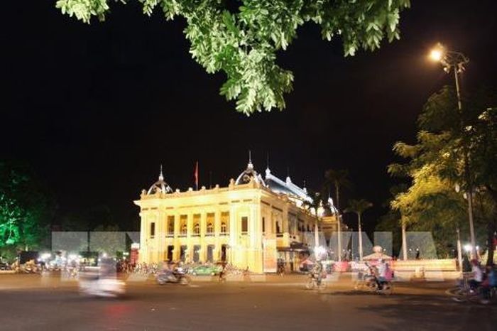 Hà Nội với 36 phố cổ và khu phố Tây kiến trúc Pháp cùng Hoàng thành Thăng Long, Văn Miếu - Quốc Tử Giám… có nhiều di sản, lễ hội văn hóa được yêu thích. Trong ảnh: Nhà hát Lớn, nơi thường xuyên diễn ra các hoạt động văn hóa, biểu diễn nghệ thuật, một di tích lịch sử nổi tiếng của Thủ đô. Ảnh: Trọng Đạt – TTXVN