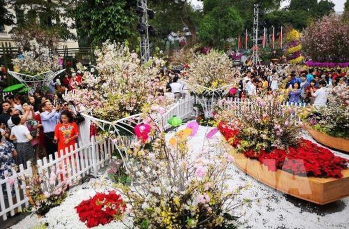 Với vị thế là “Thành phố vì hòa bình” Hà Nội đã thực sự thu hút hàng triệu du khách cả trong nước và quốc tế đến tham quan, thưởng ngoạn. Trong ảnh: Lễ hội hoa Anh đào Nhật Bản được tổ chức thường niên, không chỉ thể hiện mối quan hệ hữu nghị giữa thủ đô hai nước Việt Nam-Nhật Bản mà còn toát lên hình ảnh một Thủ đô đang từng ngày phát triển và hội nhập, thu hút rất đông du khách trong nước và quốc tế. Ảnh: Thanh Tùng - TTXVN