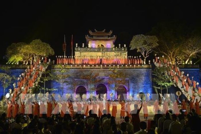 Hà Nội với 36 phố cổ và khu phố Tây kiến trúc Pháp cùng Hoàng Thành Thăng Long, Văn Miếu - Quốc Tử Giám… có nhiều di sản, lễ hội văn hóa, nhiều món ẩm thực được yêu thích. Trong ảnh: Festival áo dài “Tinh hoa áo dài Việt Nam” tại Khu di tích Trung tâm Hoàng thành Thăng Long - Di sản văn hóa của thế giới được UNESCO công nhận. Ảnh: Thanh Hà – TTXVN