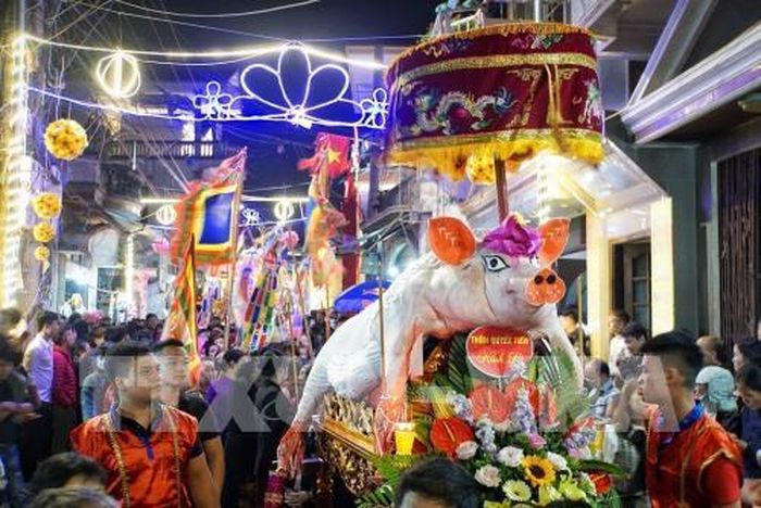 Hà Nội có rất nhiều điểm thu hút khách du lịch với hơn 5.000 di tích lịch sử, văn hóa, kiến trúc; hàng nghìn lễ hội truyền thống độc đáo. Trong ảnh: Lễ hội rước lợn làng La Phù được tổ chức ngày 13 tháng Giêng âm lịch hằng năm tại làng La Phù, huyện Hoài Đức. Ảnh: Danh Lam – TTXVN