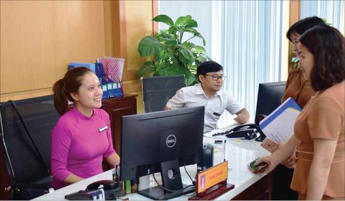 Hình ảnh niềm nở của cán bộ, công chức tại Trung tâm Phục vụ Hành chính công tỉnh
