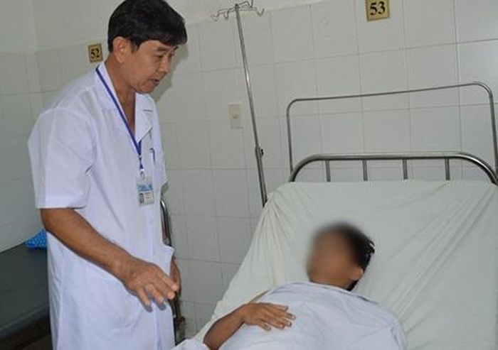 BS. Nguyễn Phước Lộc, Trưởng Khoa Ngoại niệu, Bệnh viện Đa khoa TW Cần Thơ thăm khám cho bệnh nhân M sau ca phẫu thuật nối lại dương vật bị đứt lìa. 
