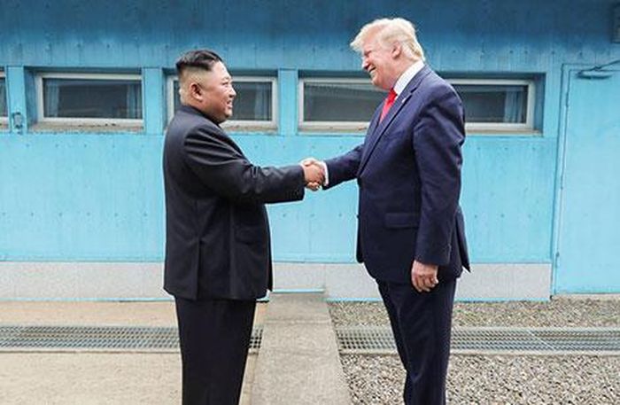 Chủ tịch Triều Tiên Kim Jong-un, Tổng thống Mỹ Donald Trump và cái bắt tay lịch sử ở DMZ.