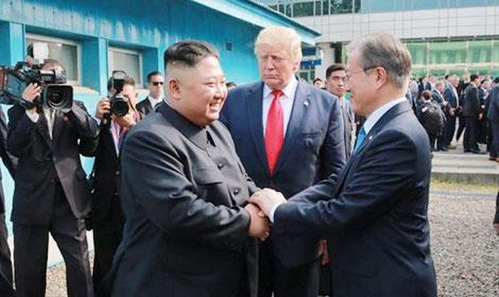Chủ tịch Triều Tiên Kim Jong-un gặp Tổng thống Hàn Quốc Moon Jae-in và Tổng thống Mỹ Donald Trump ở phía Nam của đường phân giới quân sự phân chia Triều Tiên và Hàn Quốc.