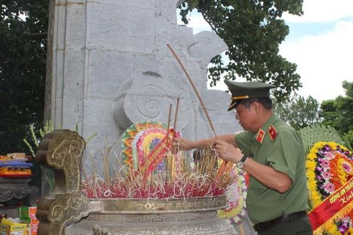 Thiếu tướng Đào Thanh Hải, Phó Giám đốc CATP Hà Nội thành kính dâng hương, tri ân tưởng nhớ các Anh hùng Liệt sỹ tại Nghĩa trang Liệt sỹ Quốc gia Trường Sơn