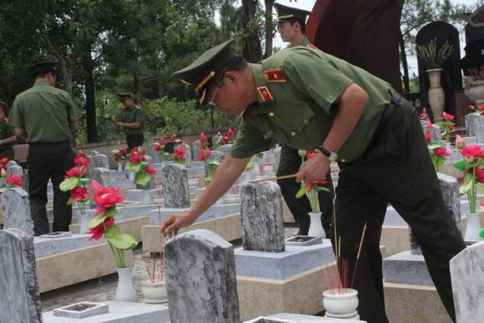 Đồng chí Phó Giám đốc CATP Hà Nội - Thiếu tướng Đào Thanh Hải xúc động thắp nén tâm nhang tri ân các Anh hùng Liệt sỹ
