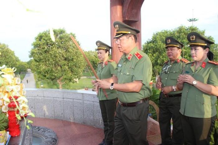 Nhiều thành viên trong đoàn đã không cầm được nước mắt khi nhắc nhớ về những tháng ngày chiến đấu oai hùng của dân tộc