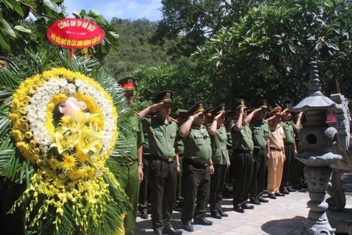Đồng chí Phó Giám đốc CATP Hà Nội dâng hoa, hương tưởng nhớ, tri ân các thanh niên xung phong, Anh hùng Liệt sỹ đã ngã xuống ở Hang Tám Cô trên con đường 20 Quyết thắng