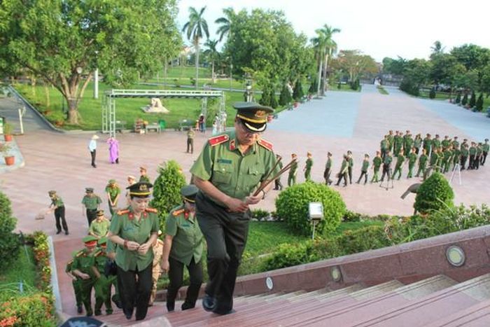 Thiếu tướng Đào Thanh Hải và đoàn công tác dâng hương tại Đài tưởng niệm các Anh hùng Liệt sỹ ở Thành cổ Quảng Trị