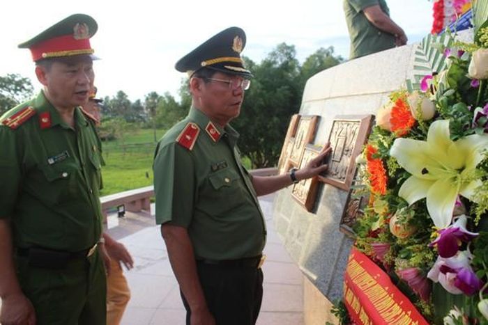 Những bức phù điêu khắc họa lại 81 ngày đêm chiến đấu ngoan cường của quân ta trên Đài tưởng niệm đã gây xúc động mãnh liệt cho bất cứ ai đến đây
