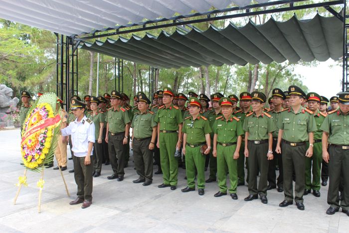 Thiếu tướng Đào Thanh Hải cùng đoàn công tác là các thương binh, thân nhân gia đình liệt sỹ của CATP Hà Nội... thành kính dâng hoa trước tượng đài các Anh hùng Liệt sỹ tại Nghĩa trang Liệt sỹ Quốc gia Trường Sơn