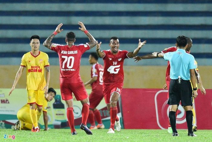 Diễn biến trận đấu trở nên căng thẳng ở những phút cuối khi đoàn quân của HLV Nguyễn Hải Biên nỗ lực trong tuyệt vọng để tìm kiếm bàn quân bình tỷ số. Hàng công của CLB Viettel tỏ ra bất lực trong ngày trung vệ Văn Phú và thủ thành Đinh Xuân Việt chơi với phong độ cao.