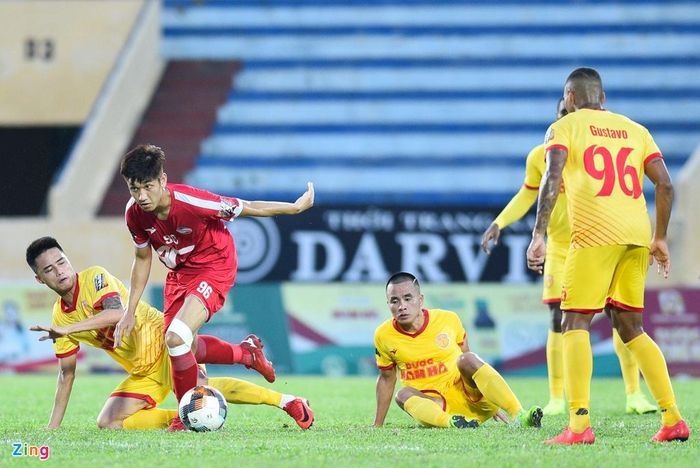 Sau bàn thua, CLB Viettel xốc lại tinh thần và tạo ra nhiều tình huống nguy hiểm. Trong ngày thiếu vắng đối tác ăn ý Nguyễn Hoàng Đức, Nguyễn Trọng Đại vẫn thể hiện tốt khả năng chơi bóng kỹ thuật nơi tuyến giữa của mình. Tiền vệ sinh năm 1997 thường xuyên có những pha xử lý loại bỏ cùng lúc nhiều cầu thủ đối phương.