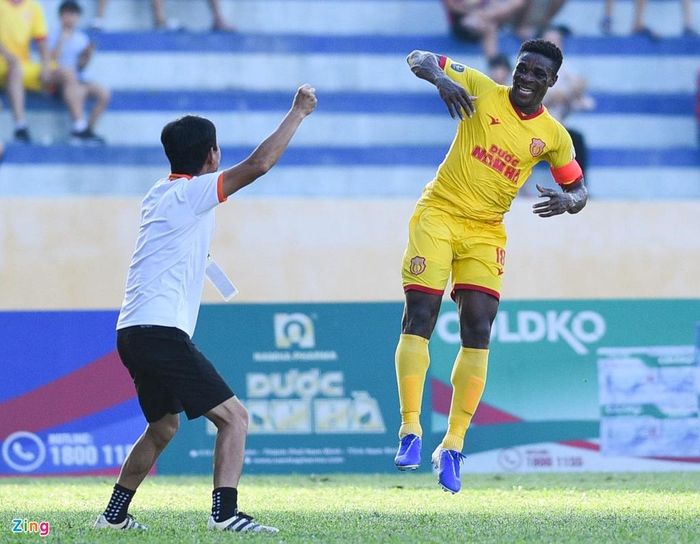 Phút 39, Văn Phú bất ngờ mang về bàn mở tỷ số cho đội chủ nhà Nam Định. Xuất phát từ tình huống phạt góc bên cánh phải, trung vệ mang áo số 18 tung cú volley đẹp mắt trong vùng cấm đánh bại thủ thành Quàng Thế Tài.