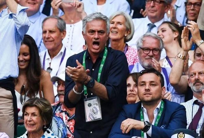 "Người đặc biệt" Mourinho cũng phải đứng dậy vỗ tay cổ vũ.