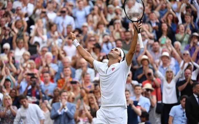 Federer ăn mừng chiến thắng trước Nadal ở bán kết Wimbledon 2019.