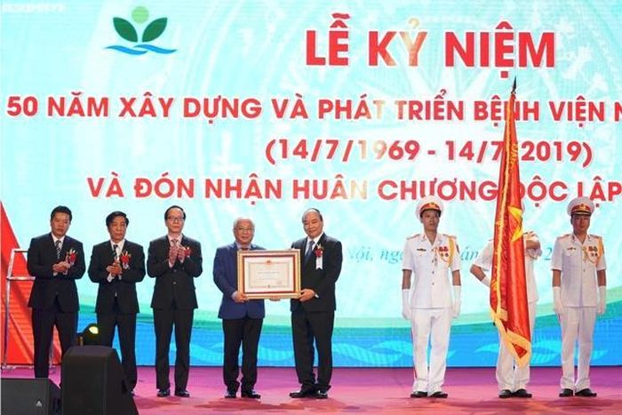 Thủ tướng trao tặng Huân chương Độc Lập hạng nhì cho Bệnh viện Nhi Trung ương