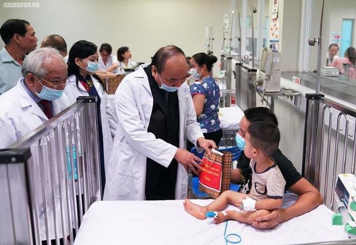 Thủ tướng thăm hỏi, tặng quà cho bệnh nhi đang điều trị tại Bệnh viện Nhi Trung ương