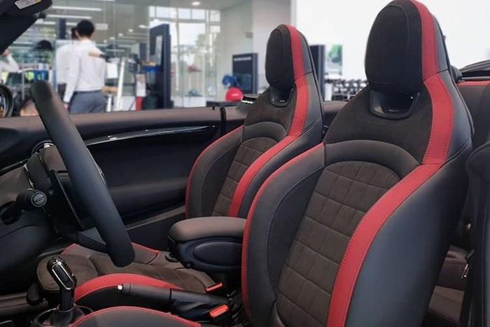 Về truyền động, mẫu xe MINI Convertible JCW 2019 mới sẽ sử dụng khối động cơ 2.0L với 2 bộ tăng áp cho ra công suất tối đa 228 mã lực và mô-men xoắn 320 Nm. Đi kèm với đó là hộp số tự động 8 cấp cùng khả năng tăng tốc từ 0 -96 km/h vô cùng ấn tượng, chỉ 6,6 giây.