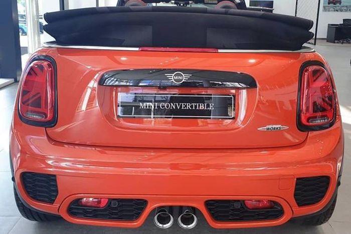 Ngoài ra, bộ body-kit đặc trưng của dòng JCW với những đường gân gồ ghề và lưới tản nhiệt tổ ong sơn đen khỏe khoắn cũng là trang bị đặc trưng để phân biệt MINI Convertible JCW. Xe sở hữu bộ mâm 5 chấu kép thiết kế trẻ trung, kích thước 19 inch với sơn 2 màu tương phản có tên gọi Course Spoke.